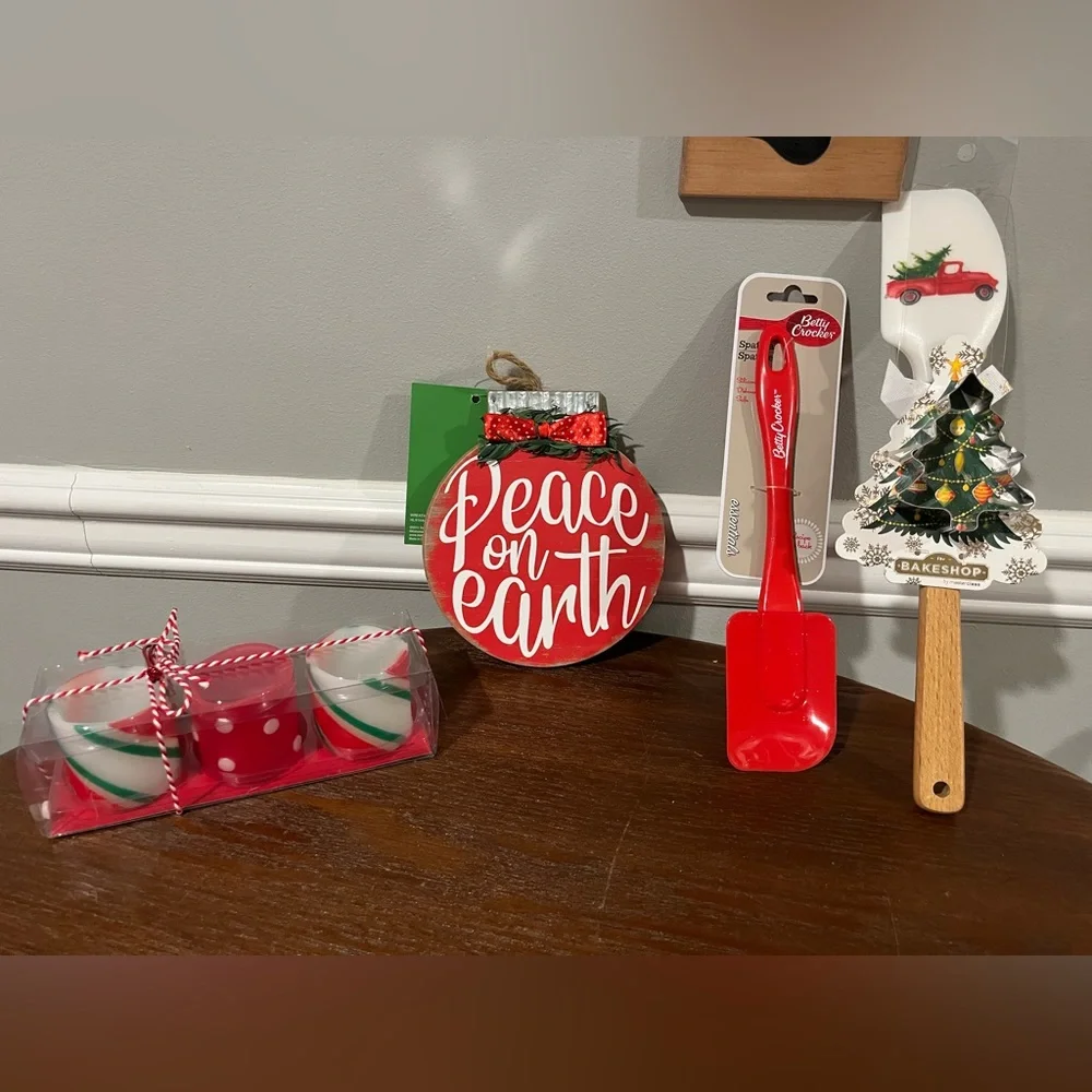 Holiday/Christmas Bundle includes Pier 1 mini motive, 2 holiday spatulas & decor